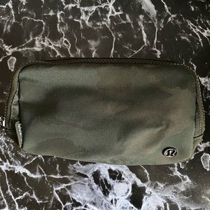 NWT Lululemon Everywhere Belt Bag Green Camo